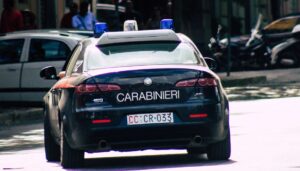 4 auto dei carabinieri a sirene spiegate a Scicli, operazione in corso