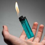 Gli chiedono il green pass, minaccia di darsi fuoco in banca