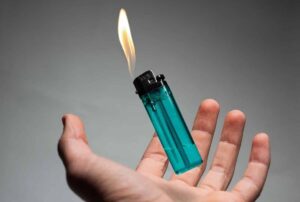 Gli chiedono il green pass, minaccia di darsi fuoco in banca