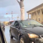 Trapani, sul tetto dell’auto sotto la pioggia VIDEO