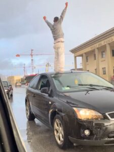 Trapani, sul tetto dell’auto sotto la pioggia VIDEO