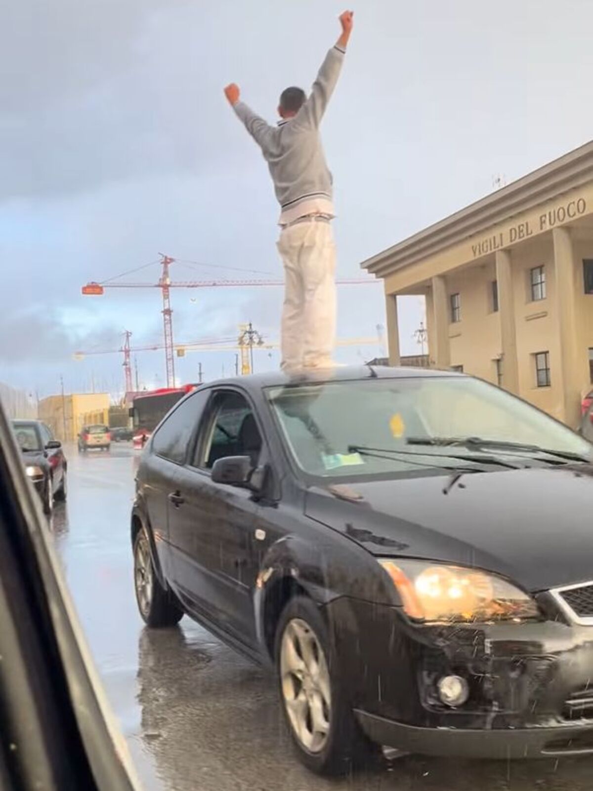 Trapani, sul tetto dell’auto sotto la pioggia VIDEO