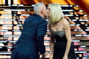 Michelle Hunziker, Eros Ramazzotti, scatta il bacio in tv