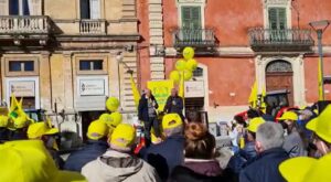 Caro bollette, protesta in piazza a Ragusa VIDEO