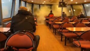 Mareggiata infrange i vetri del battello, panico a bordo VIDEO