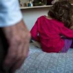 Si denuda e mostra foto oscene alla nipotina di 6 anni, nonno in carcere