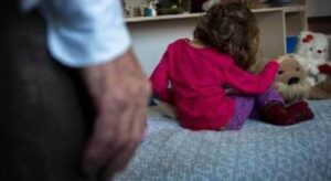 Si denuda e mostra foto oscene alla nipotina di 6 anni, nonno in carcere