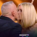 Trussardi cancella la Hunziker dai social: fatale il bacio con Eros
