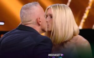 Trussardi cancella la Hunziker dai social: fatale il bacio con Eros