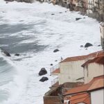 Mareggiata a Scilla, le onde arrivano alle case VIDEO