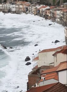 Mareggiata a Scilla, le onde arrivano alle case VIDEO