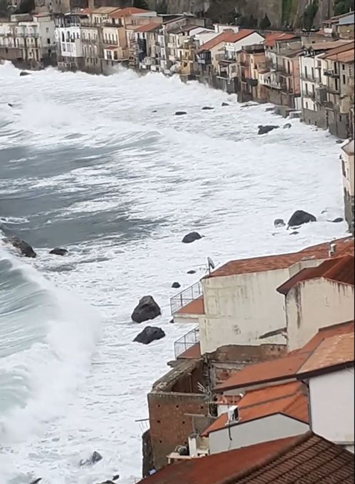 Mareggiata a Scilla, le onde arrivano alle case VIDEO