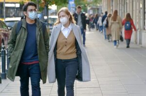 Il virus, seppure azzoppato, c’è ancora e non ha mai circolato così tanto