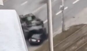 Kiev, carro armato russo schiaccia auto in fuga: immagini forti VIDEO