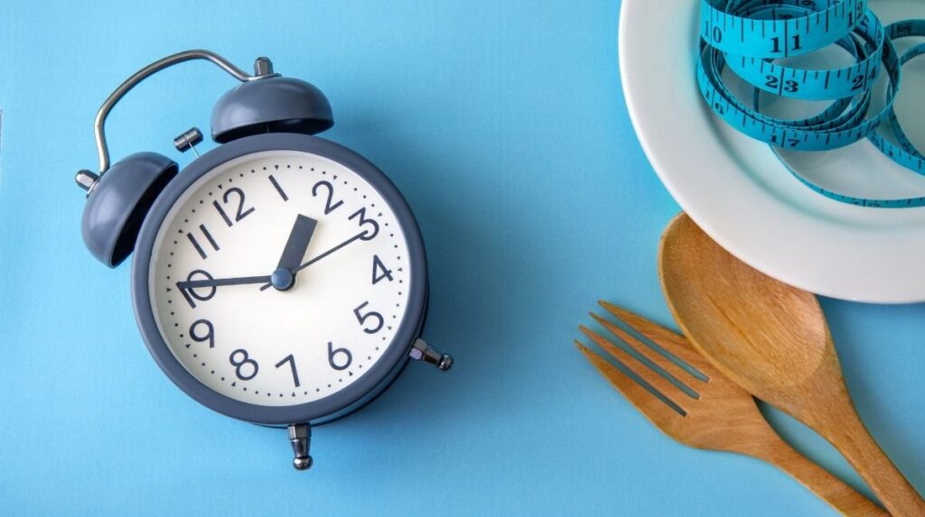 Dimagrire con il digiuno intermittente: i benefici e metodi di esecuzione