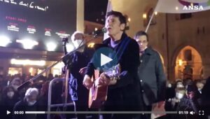Ucraina, Morandi canta "Cera un ragazzo"