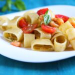 Pasta con pesto di pistacchi gamberi e pomodorini Pachino