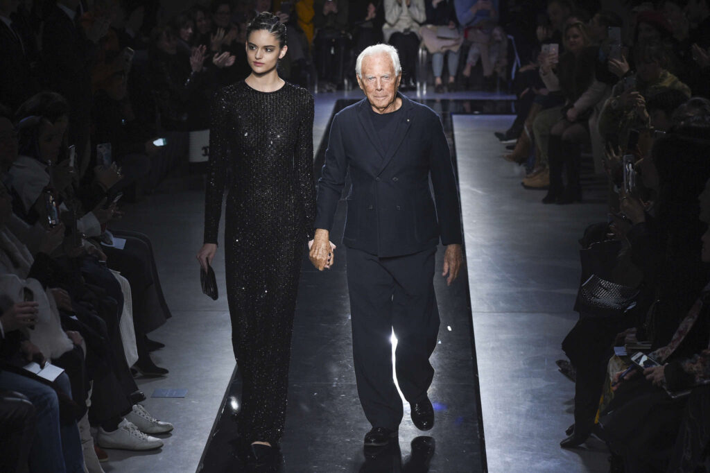 Giorgio Armani sfila in silenzio in segno di rispetto per l&rsquo;Ucraina