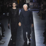 Giorgio Armani sfila in silenzio in segno di rispetto per l&rsquo;Ucraina