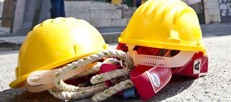Incidenti lavoro: si ribalta con escavatore, muore operaio