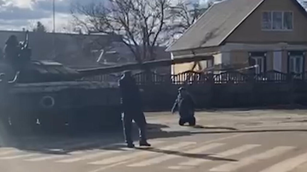 Ucraina, una settimana di guerra: a mani nude contro l’invasore VIDEO