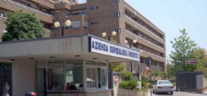 Rifiuta il tampone e picchia un infermiere, paziente denunciato