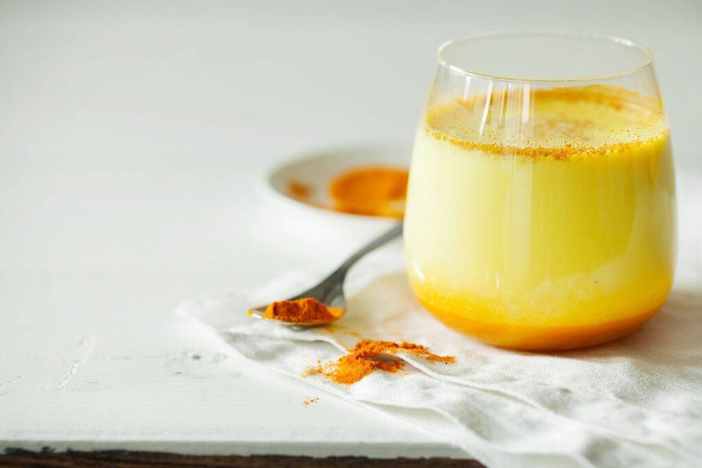 Golden Milk: propriet&agrave; e ricetta del Latte d&rsquo;Oro alla Curcuma
