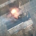 Ucraina: un carrarmato russo resiste a tre missili, l'altro no VIDEO