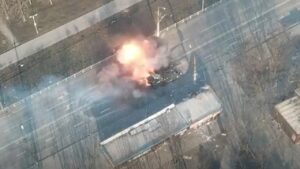 Ucraina: un carrarmato russo resiste a tre missili, l'altro no VIDEO