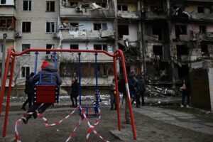 Professore Kiev: sotto bombe, fiaba a mia figlia, come in La vita è bella