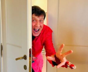 Gianni Morandi: "Interrompo il tour per un intervento chirurgico"