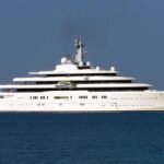 Gira a vuoto nel Mediterraneo con il My Solaris, per sfuggire al sequestro dei finanzieri