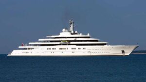 Gira a vuoto nel Mediterraneo con il My Solaris, per sfuggire al sequestro dei finanzieri