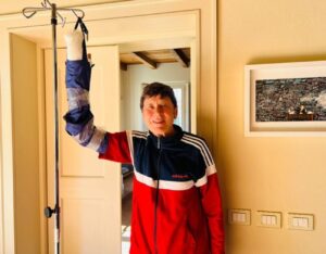 Gianni Morandi operato alla mano