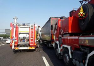 Camionista muore travolto da un tir nel Bresciano