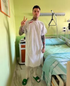 Fedez, operato di tumore al pancreas: l’operazione è andata bene