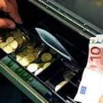 Ispica, giovane entra in un bar e ruba 500 euro