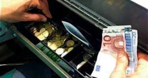 Ispica, giovane entra in un bar e ruba 500 euro