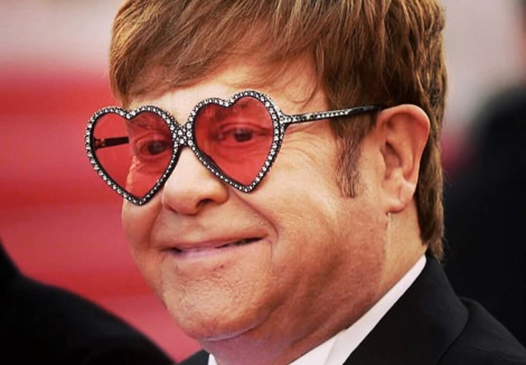 Elton John compie 75 anni