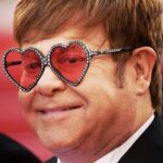 Elton John compie 75 anni