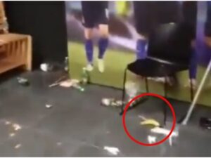Spogliatoio immondo, è un complotto? Una banana scagiona gli azzurri VIDEO