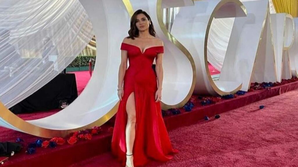 Luisa Ranieri lascia senza fiato alla notte degli Oscar con un abito rosso di Versace