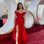 Luisa Ranieri lascia senza fiato alla notte degli Oscar con un abito rosso di Versace