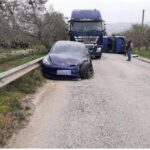 Tesla contro furgone, furgone si ribalta