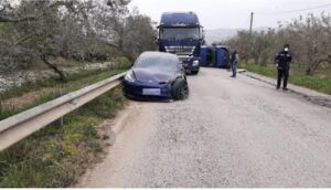 Tesla contro furgone, furgone si ribalta