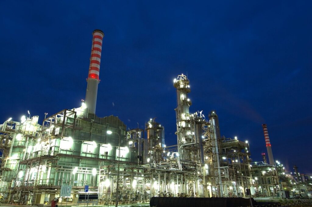 La pi&ugrave; grande raffineria d&rsquo;Italia &egrave; della russa Lukoil e si trova a Priolo