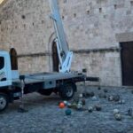 Ritrovate decine di palloni "d'epoca" sul tetto di una chiesa