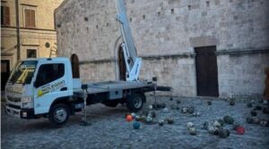 Ritrovate decine di palloni "d'epoca" sul tetto di una chiesa
