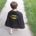 Bimbo di due anni fugge: Sono Batman, vi dico dove è casa con la cioccolata