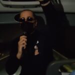 Il sosia di Celentano, bloccato dal maltempo, canta per i passeggeri VIDEO